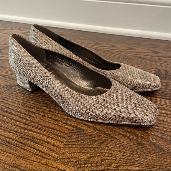 STUART WEITZMAN Vintage Tan Textured Print Leather Shaped Block Heels - Picture 1 of 9